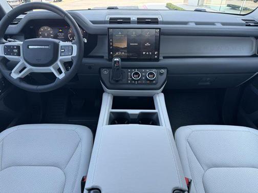 2025 Land Rover Defender 130 P400 X-Dynamic SE