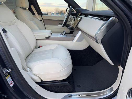 2025 Land Rover Range Rover P550e SE