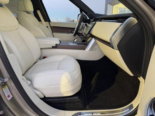 2025 Land Rover Range Rover P550e SE
