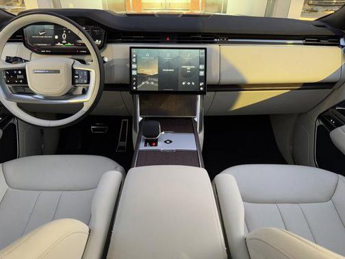 2025 Land Rover Range Rover P550e SE