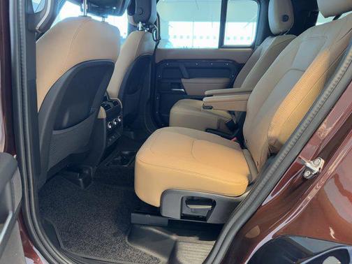 2025 Land Rover Defender 130 P400 X-Dynamic SE