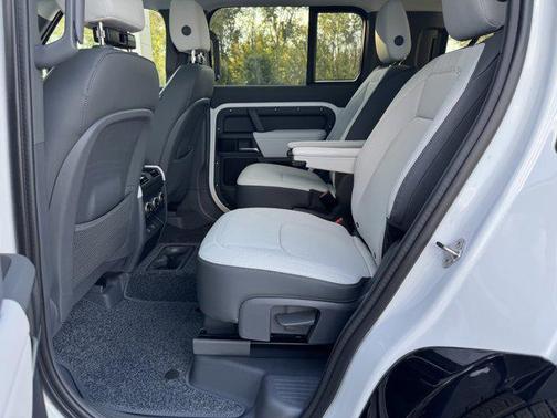 2025 Land Rover Defender 130 P400 X-Dynamic SE