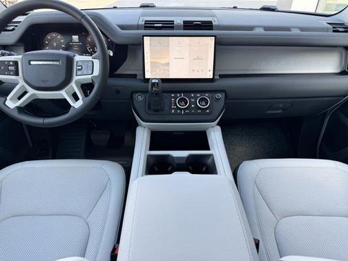 2025 Land Rover Defender 130 P400 X-Dynamic SE