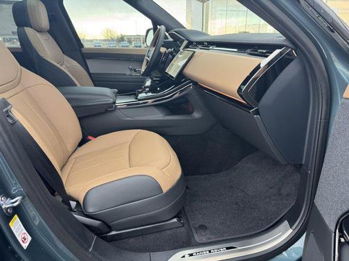 2026 Land Rover Range Rover Sport SE