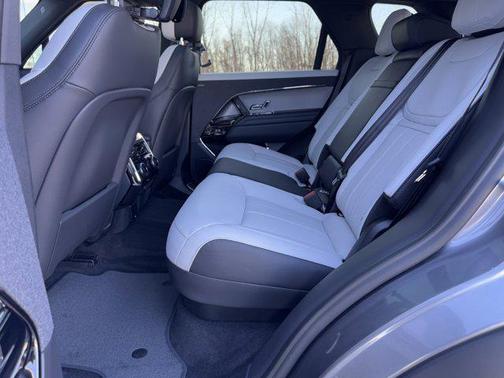 2025 Land Rover Range Rover Sport SE