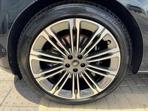 2025 Land Rover Range Rover P530 SE 7 Seat