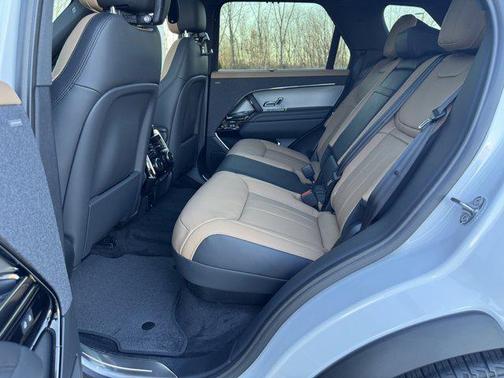 2026 Land Rover Range Rover Sport SE