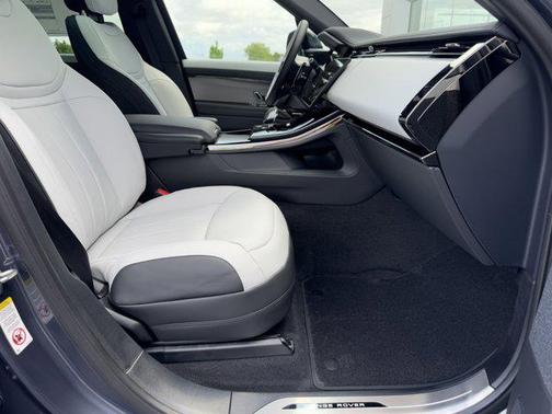 2025 Land Rover Range Rover Sport SE