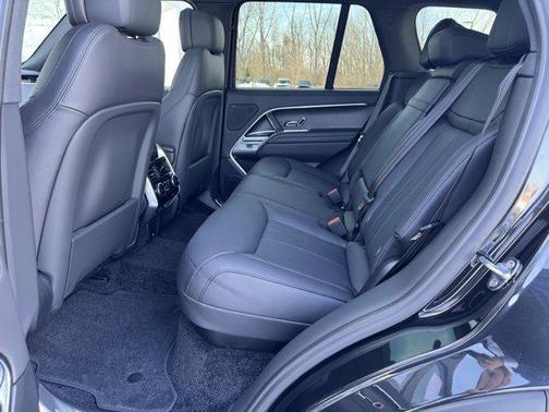 2026 Land Rover Range Rover P550e SE