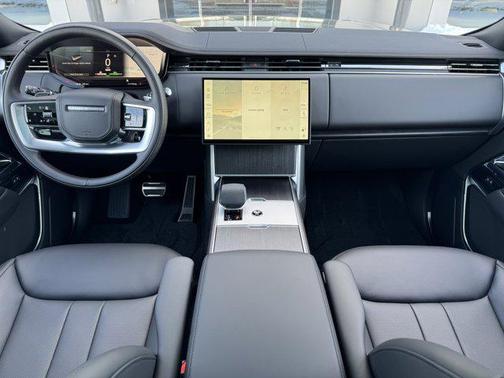 2026 Land Rover Range Rover P550e SE