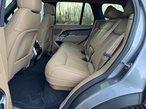 2026 Land Rover Range Rover P550e SE