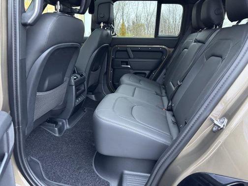 2025 Land Rover Defender 110 P400 X-Dynamic SE