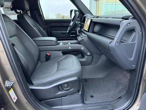 2025 Land Rover Defender 110 P400 X-Dynamic SE