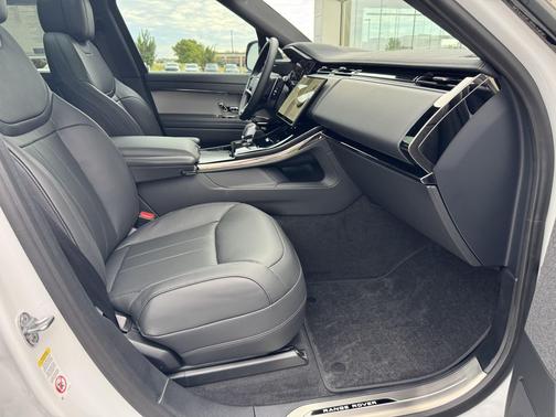Fuji White 2026 Land Rover Range Rover Sport SE
