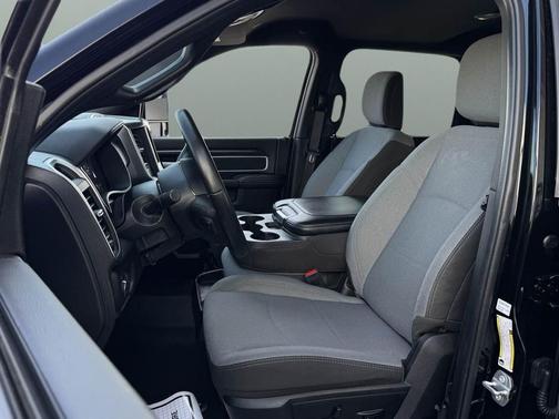 Diamond Black Crystal Pearlcoat 2024 RAM 2500 Big Horn Crew Cab 4x4 6'4' Box