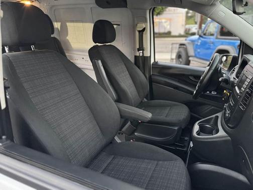 2016 Mercedes-Benz Metris Base