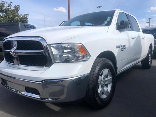 Photo 4 of 28 of 2020 RAM 1500 Classic SLT