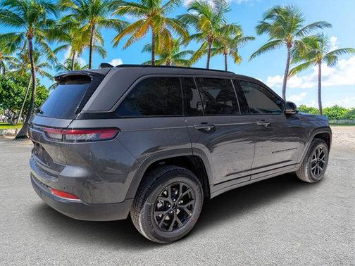 Metallic 2026 Jeep Grand Cherokee Laredo