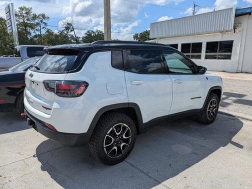 Bright White Clearcoat 2025 Jeep Compass Trailhawk