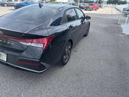 2025 Hyundai ELANTRA SEL
