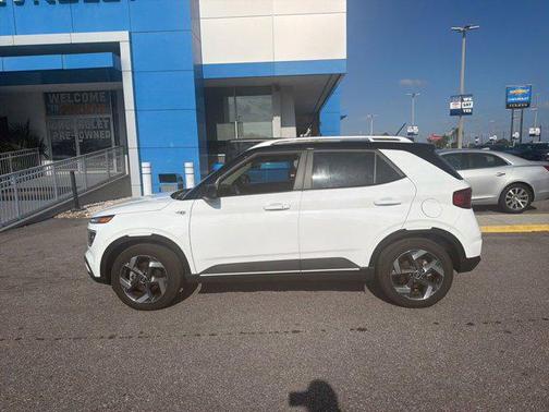 Lunar White w/Black Roof 2025 Hyundai VENUE Limited