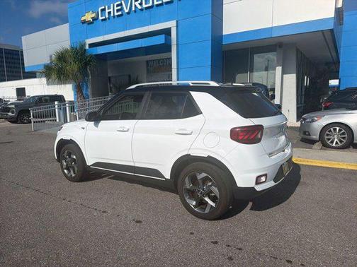 Lunar White w/Black Roof 2025 Hyundai VENUE Limited