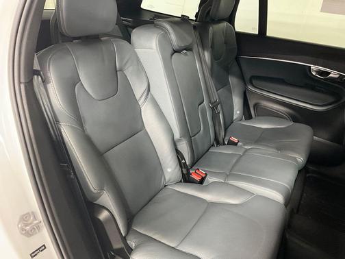 2020 Volvo XC90 T6 Momentum