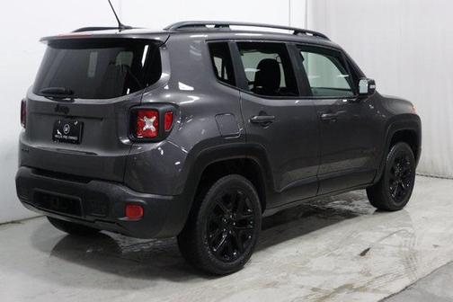 Photo 3 of 36 of 2017 Jeep Renegade Altitude