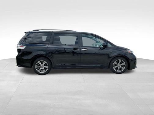 2020 Toyota Sienna SE