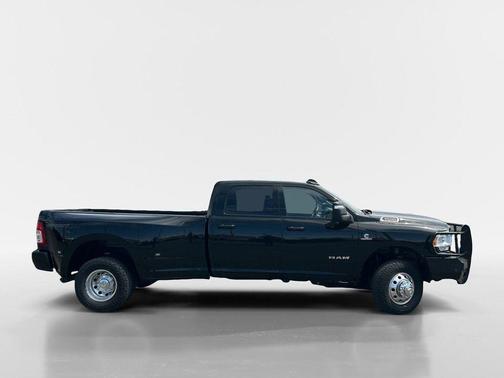 Diamond Black Crystal Pearlcoat 2024 RAM 3500 Lone Star Crew Cab 4x4 8' Box