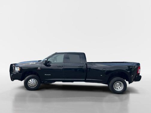 Diamond Black Crystal Pearlcoat 2024 RAM 3500 Lone Star Crew Cab 4x4 8' Box