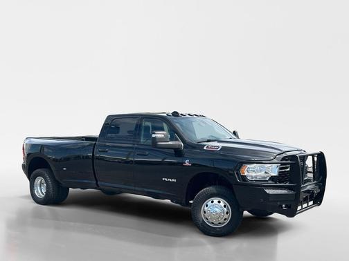 Diamond Black Crystal Pearlcoat 2024 RAM 3500 Lone Star Crew Cab 4x4 8' Box
