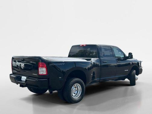 Diamond Black Crystal Pearlcoat 2024 RAM 3500 Lone Star Crew Cab 4x4 8' Box