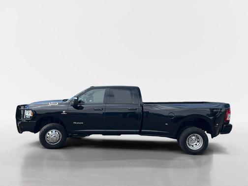 Diamond Black Crystal Pearlcoat 2024 RAM 3500 Lone Star Crew Cab 4x4 8' Box