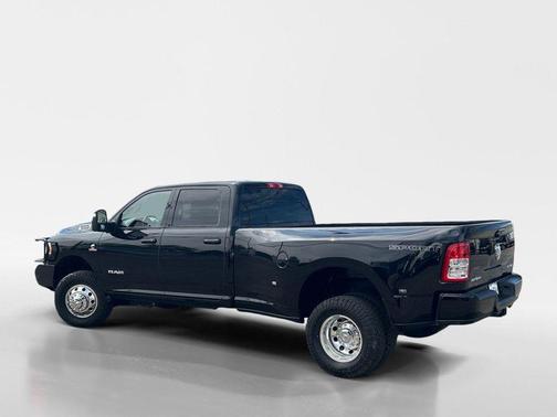 Diamond Black Crystal Pearlcoat 2024 RAM 3500 Lone Star Crew Cab 4x4 8' Box
