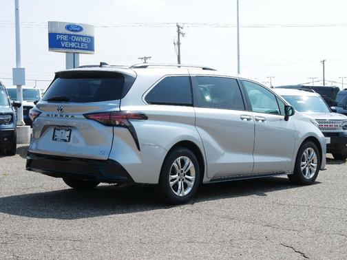 2022 Toyota Sienna XSE 7 Passenger