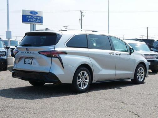 2022 Toyota Sienna XSE 7 Passenger