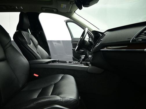 2019 Volvo XC90 T6 Momentum