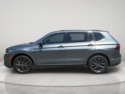 Platinum Gray Metallic 2022 Volkswagen Tiguan 2.0T SE