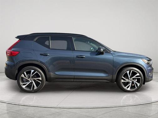 2022 Volvo XC40 T5 R-Design