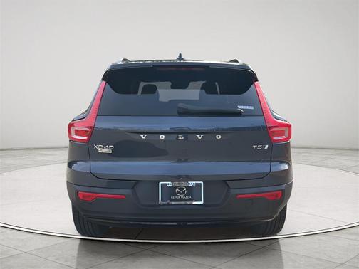 2022 Volvo XC40 T5 R-Design