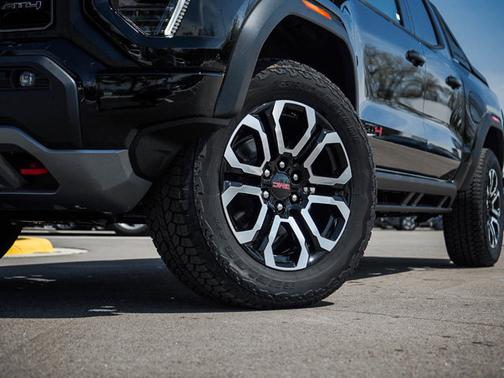 2025 GMC Canyon 4WD AT4