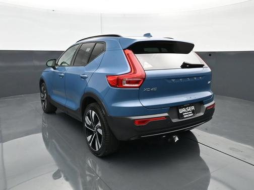 Blue Metallic 2025 Volvo XC40 Ultra Dark Theme