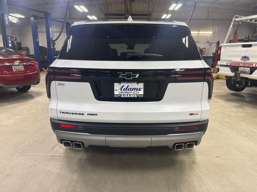 Polar White Tricoat 2026 Chevrolet Traverse AWD Z71