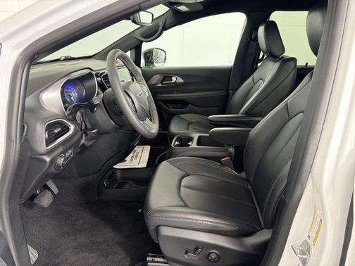 2025 Chrysler Pacifica L