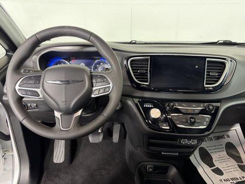 2025 Chrysler Pacifica L