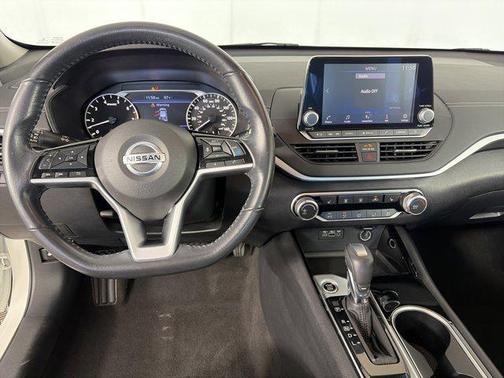 Pearl White Tricoat 2022 Nissan Altima 2.5 SV