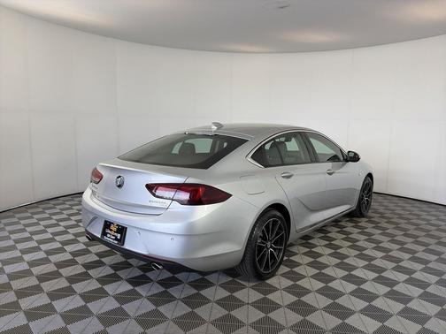Quicksilver Metallic 2018 Buick Regal Sportback Essence