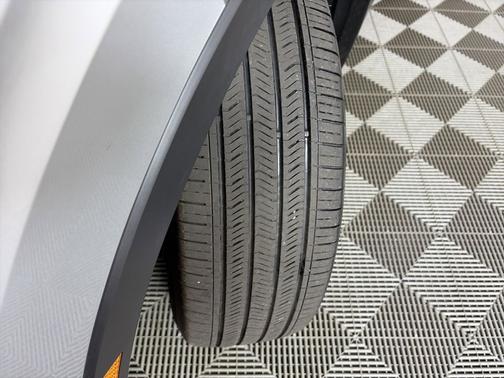 Alloy Silver Metallic 2025 Mitsubishi Outlander ES