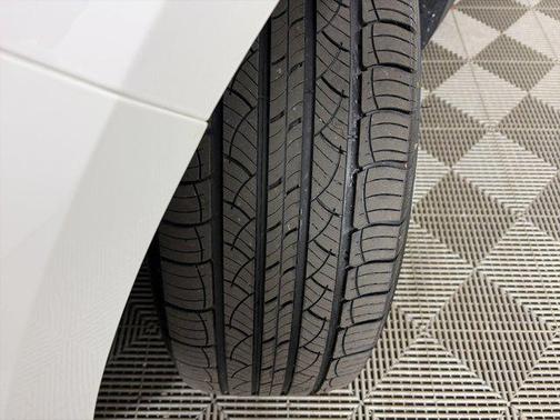 Star White Metallic Tri-Coat 2023 Ford Edge SEL